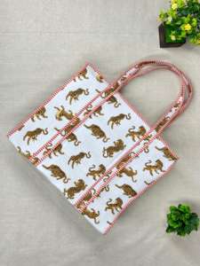 Sac fourre-tout au design classique, fabriqué avec des matériaux durables, style tendance et espace supplémentaire pour les essentiels quotidiens et une utilisation régulière - Product Image 4