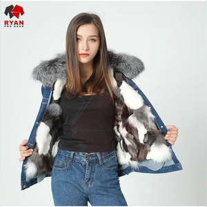 Veste en jean pour femme avec une coupe décontractée, des manches longues, une fermeture à boutons et un style tendance Veste en jean avec fourrure - Product Image 1