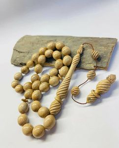 Tasbih de madera hecho a mano con hilo resistente y cuentas redondeadas suaves para uso diario prolongado en la práctica del dhikr. - Product Image 3