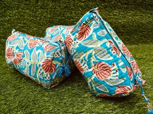 Ensemble de 3 trousses de maquillage de voyage vintage en coton bleu floral personnalisables avec fermeture éclair - Étanche et écologique pour demoiselles d'honneur - Product Image 2