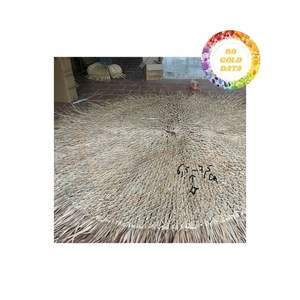 Parapluie durable assemblé à la main en feuille de palmier fabriqué pour les sièges extérieurs dans les restaurants, les stations de vacances et les espaces sociaux - Product Image 1