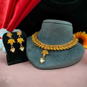 Conjunto de collar de aspecto dorado y Kundan Elegancia atemporal Acabado en tono dorado radiante Ideal para bodas, festivales u ocasiones especiales - Product Image 2