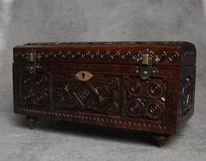 Grande boîte en bois au design spacieux, idéale pour les vêtements, jouets, documents et rangement polyvalent - Product Image 1