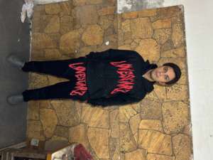 Conjuntos de ropa deportiva para hombre 2025, chándales informales de invierno de cintura alta OEM, sudaderas con capucha gruesas, sudadera con botones, pantalones, marca personalizada oscura - Product Image 1