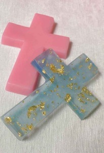 Croix d'église en résine époxy découpée avec des bords lisses et des couleurs vibrantes, de haute qualité - Product Image 6