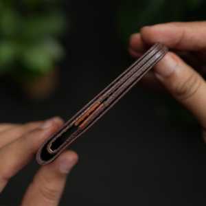 กระเป๋าสตางค์แบบพับสองตอนทรงบาง รุ่น No.88 หนังแท้สีเบอร์กันดีและสีแทน สำหรับทุกเพศ รับประกัน 5 ปี - Product Image 4