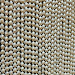 Hebras de perlas de arroz de agua dulce Cuentas blancas naturales sin tratar con efecto de cambio de color para la fabricación de joyas Piedras preciosas sueltas - Product Image 3