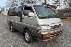 Toyota Hiace Super Custom Limited 1996 Usada, 4x4, Sin Reserva, Camioneta del Mercado Japonés, Motor Turbodiésel, Tracción en las Cuatro Ruedas, Versión Estadounidense Título - Product Image 3