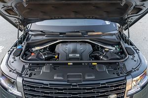 P530 SE 2023, Motor V8 Twin-Turbo de 523 hp, Tracción en las Cuatro Ruedas, Paquete de Mejora Interior Premium, Sin Modificar - Product Image 6