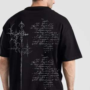 เสื้อยืดลายตัวอักษรโบราณ สีดำ ผ้าฝ้ายเจอร์ซีย์ 100% ทรงหลวม สไตล์สตรีท น้ำหนัก 240 กรัม พิมพ์ลายซิลค์สกรีน - Product Image 4
