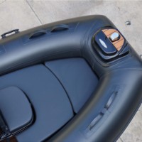 Bateau semi-rigide ZHENBO haute performance en fibre de verre noire RIB-360C, yacht sportif gonflable, design stable et rigide, coussin de pont solaire amovible