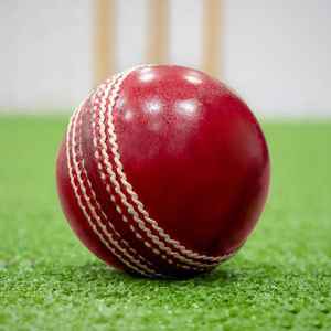 Balles de cricket professionnelles en cuir de qualité supérieure, cousues à la main, personnalisées avec logo, fabriquées sur mesure. - Product Image 1