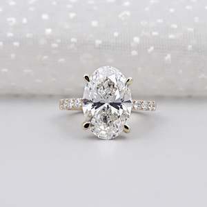 Anillo de Compromiso con Halo Oculto de Corte Ovalado Certificado por IGI con Banda de Diamantes Redondos en Pavé - Product Image 1