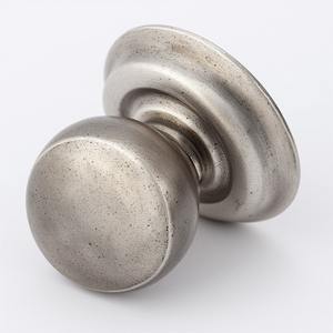 Tirador de puerta antiguo de bronce con exquisitas tallas diseñadas para puertas de estilo patrimonial que ofrecen una belleza duradera. - Product Image 4