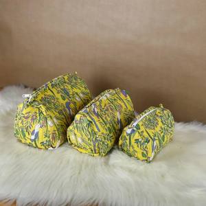 Ensemble de trousses de toilette et de pochettes à cosmétiques en coton matelassé fait main, style bohème, à motifs floraux, avec fermeture éclair et chaînes - Product Image 1