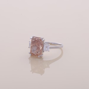Anillo de Tres Piedras con Diamante de Laboratorio Rosa Melocotón de Corte Radiante Certificado por IGI, con Diamantes Laterales Trapezoidales en Oro Blanco/Rosa/Amarillo de 14K - Product Image 6