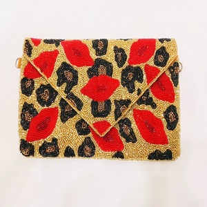 Pochette personnalisée faite à la main avec des perles pour la Saint-Valentin, sac de qualité supérieure offrant un look raffiné et de haute qualité en gros - Product Image 1
