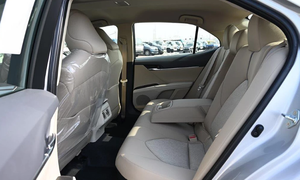 Véhicule <span class=keywords><strong>d</strong></span>'<span class=keywords><strong>occasion</strong></span> à vente rapide : Toyota Camry Hybrid LE Automatique Turbo, Pneus R21, Caméra de recul. Prêt à être expédié dans le monde entier. - Product Image 5