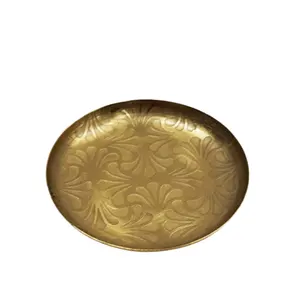 一套2个铁制圆板，带蚀刻金色小尺寸独特设计餐具板，用于婚礼和桌面装饰