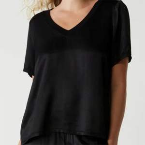 Camiseta ecológica con cuello en V para mujer, hecha de bambú orgánico, suave en la piel, hipoalergénica y sostenible - Product Image 5