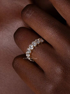 Anillo de boda de moissanita de corte ovalado de 1,35 quilates en oro amarillo sólido de 14K, diseño de media eternidad, banda a juego con forma ovalada para mujer - Product Image 3