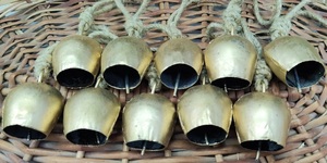 Cloches de vache en fer rondes faites à la main vintage modernes étain porte-bonheur rustique avec corde de jute style antique pour décor de fête de noël - Product Image 3