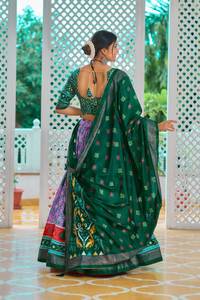 Exquisito Lehenga nupcial con trabajo de lentejuelas bordadas hechas a mano y adornos Zari disponibles para venta al por mayor - Product Image 4