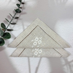 Serviettes de cocktail personnalisées brodées en coton et lin - Décoration de table carrée écologique réutilisable faite à la main pour mariages et restaurants - Product Image 4