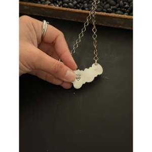 Collar Antionette Martinez con diseño geométrico de ostra espinosa y plata de ley - Product Image 5