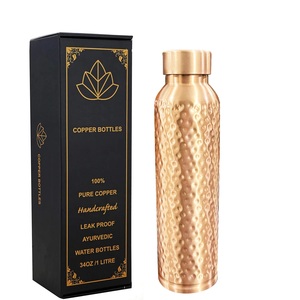 Diseño martillado Botella de agua de cobre Accesorios para bebidas Caja de patrón personalizada duradera disponible a precio nominal - Product Image 1