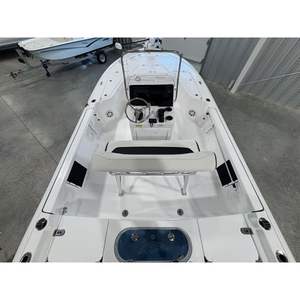 Barco de Pesca de Aluminio TideWater Boats 1910 BM 2026, Nuevo, de 4m, con Consola Central y Motor Fuera de Borda, para Deportes y Entretenimiento - Product Image 1