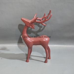 Statue de renne de Noël marron lisse au design élégant avec des bois incurvés uniques et un look contemporain pour un décor festif - Product Image 3