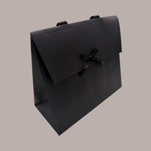 Ensemble de 10 sacs cadeaux en papier noir avec ruban en satin et fermeture velcro 24+11x21 cm - Product Image 2