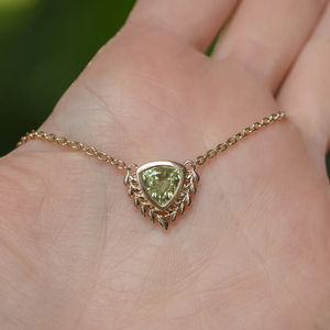 Collar con Colgante de Peridoto Corte Trillón Inspirado en la Naturaleza, Hoja de Oro de 14K, Joyería Minimalista con Piedras Preciosas para Mujer - Product Image 1