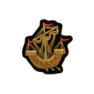 Broche brodée de haute qualité avec des perles, petite plume argentée, options de couture sur tissu et d'épingle de sûreté disponibles - Product Image 3