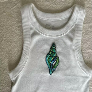 Breloque et porte-clés en forme de champignon brodé à la main en alliage de haute qualité, écologique et durable, provenant d'Inde - Product Image 1