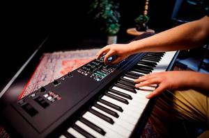 Clavier numérique portable avec contrôleur Komplete Kontrol S88 MK3 de la série S Instruments avec étui - Product Image 3