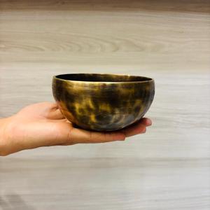 Bol chantant en bronze tibétain fait à la main Design personnalisable-Thérapie sonore inspirée du bouddhisme traditionnel pour la guérison des chakras - Product Image 1