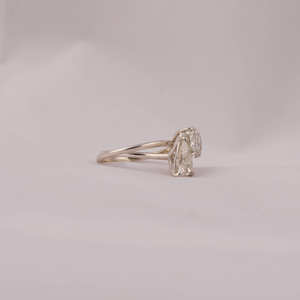 Bague de fiançailles de luxe classique en or massif 18KT avec triangle et diamant de laboratoire carré taillé sur coussin certifié IGI - Product Image 5