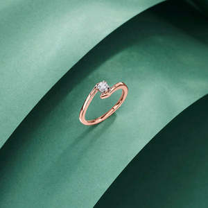 แหวนเพชรเรเดียนท์ เอ็มเบรส แคชชวล ดีไซน์เรียบหรู - Product Image 1