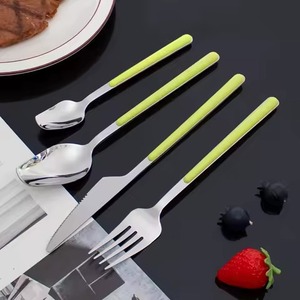 Ensemble de couverts élégant avec manches vert olive et têtes argentées Vaisselle élégante Pratique pour la maison, le bureau et la salle à manger - Product Image 1