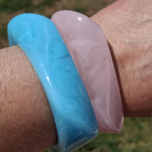 Nueva moda, pulseras bohemias acrílicas coloridas, brazalete elástico ajustable con forma de escamas de pescado, pulsera ancha de resina para niñas - Product Image 1