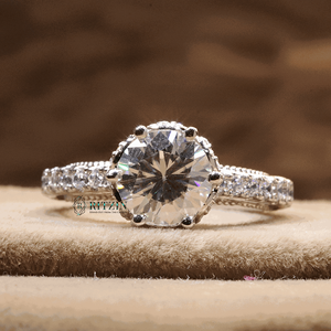 Anillo de Compromiso con Halo Oculto de Moissanita de Corte Redondo y Detalles en Plata de Ley 925 con Engaste de Garras para Mujer - Product Image 1