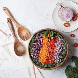 Bol en bois classique éco-responsable Crescent Crafts, poli, récipient spirituel pour la soupe lors des fêtes - Product Image 2