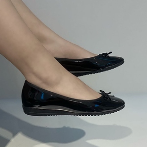 Ballerine classiche con fiocco nero in pelle verniciata per donne Design confortevole con Sole antiscivolo da indossare ogni giorno in autunno - Product Image 1