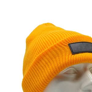 Bonnets de créateur d'hiver unisexes les plus vendus chapeaux en coton tricotés personnalisés de couleur unie pour hommes et femmes pour les scènes de plage - Product Image 3