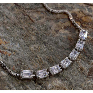 Pulsera Solitario Viola de Plata de Ley 925 CLARA con Circonita Suiza y Diamante de Corte Esmeralda, Regalo para Mujeres y Niñas - Product Image 3
