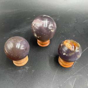 Sphère de cristal de calcédoine violette naturelle de qualité supérieure, boule de pierre précieuse polie avec un ton lavande doux, pierre de guérison, taille 3-5 cm - Product Image 3