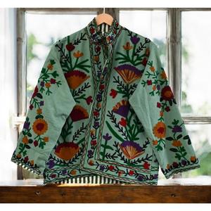 Veste en velours floral pour femme, élégante et moderne, brodée à la main par des artisans utilisant des techniques traditionnelles, tissée et respirante - Product Image 1