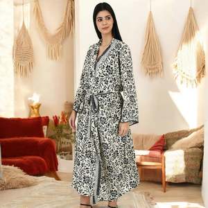 Ensemble de sari en soie floral noir ivoire pastel pour femme, taille unique, avec caraco et kimono de plage pour la détente - Product Image 3
